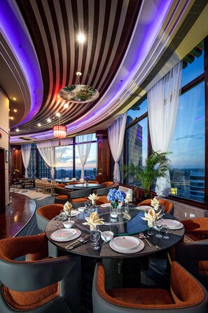 2 restaurantes, se sirven desayunos, comidas, cenas y cocina china