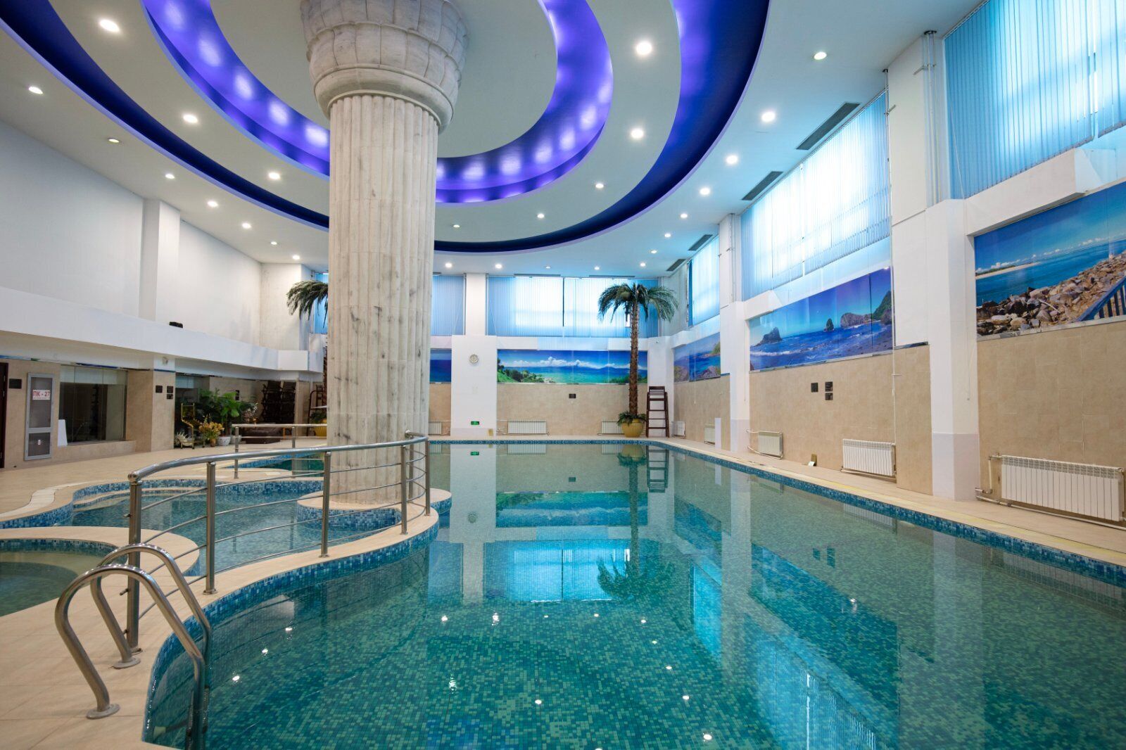 2 من حمّامات السباحة المغطاة، مقاعد للتشمس