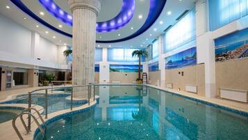 2 piscinas internas, funciona das 9h às 23h, espreguiçadeiras