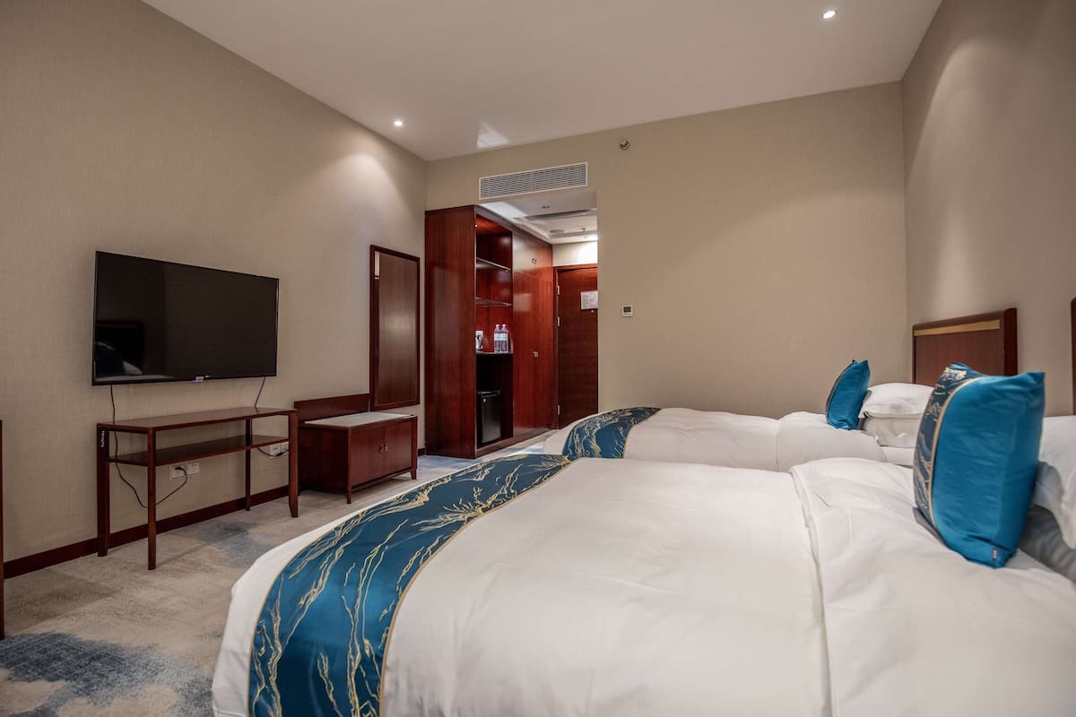 Phòng 2 giường đơn Deluxe | Minibar, két bảo mật tại phòng, bàn, màn/rèm cản sáng 