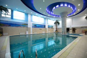 2 piscines couvertes, chaises longues