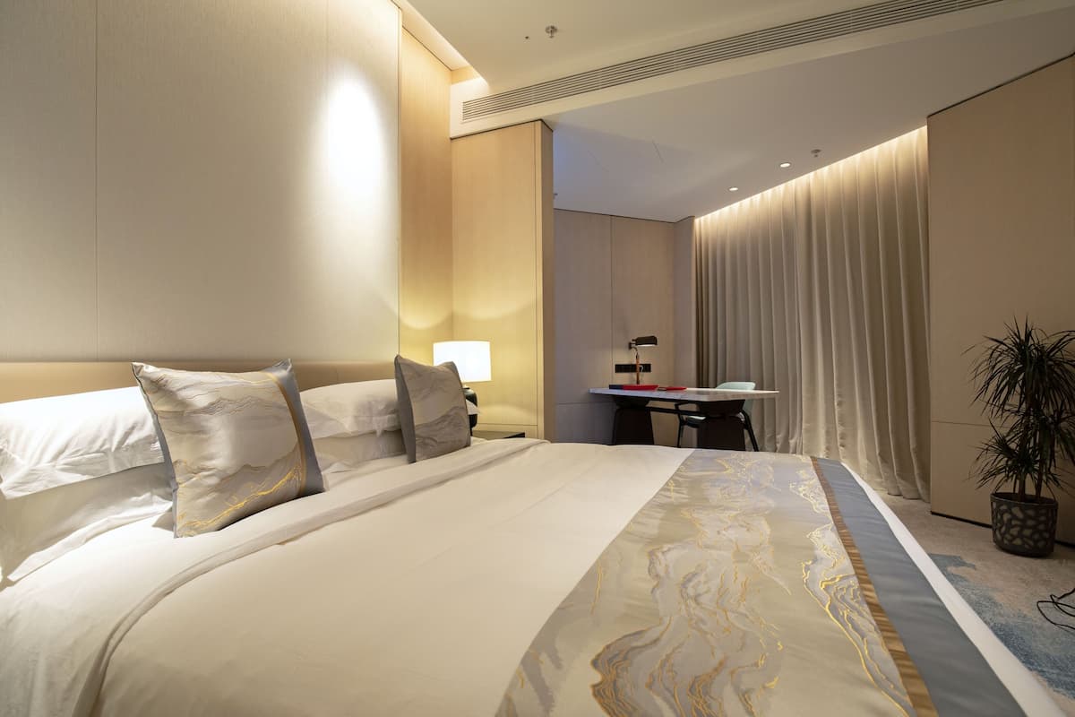 Phòng Suite Deluxe, 1 giường cỡ king | Minibar, két bảo mật tại phòng, bàn, màn/rèm cản sáng 