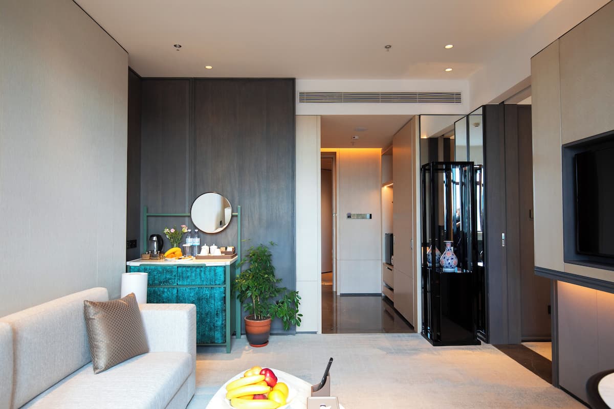 Phòng Suite Business | Minibar, két bảo mật tại phòng, bàn, màn/rèm cản sáng 