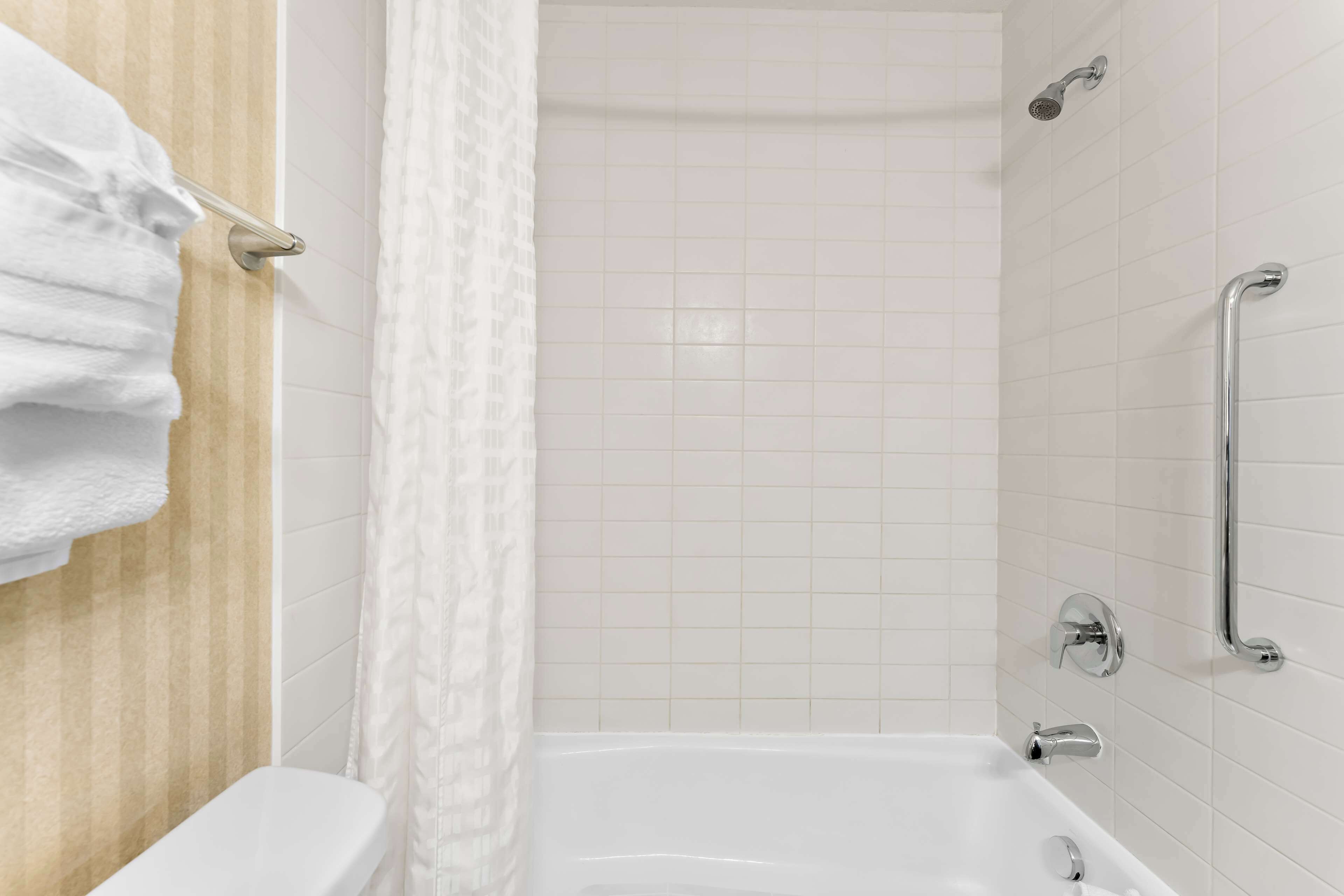 standard room, 2 queen beds, non smoking, kitchenette | bathroom | combined shower/bathtub, free toiletries, hair dryer, towels