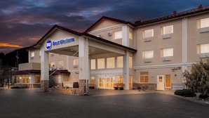 Un hotel Best Western con entrada cubierta, múltiples ventanas y un área de estacionamiento.