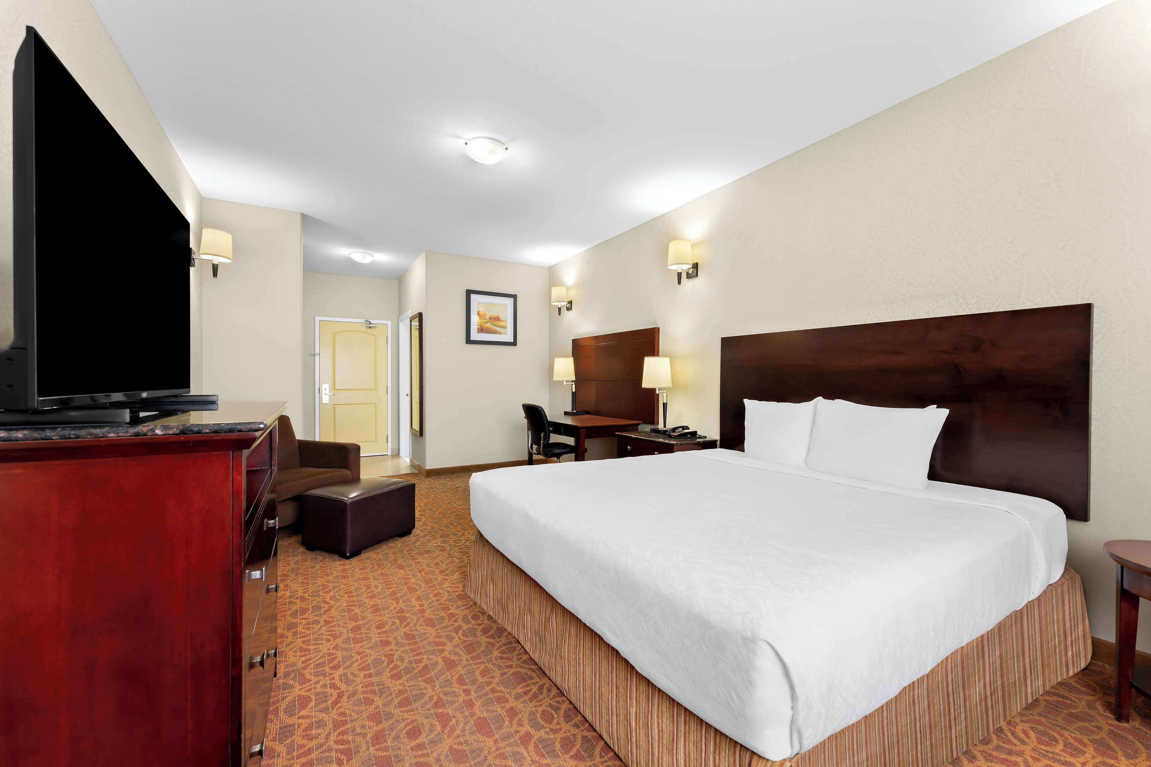 Tabla de planchar con plancha, wifi gratis, ropa de cama y despertador 