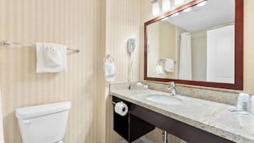 Combined shower/tub, free toiletries, hair dryer, towels