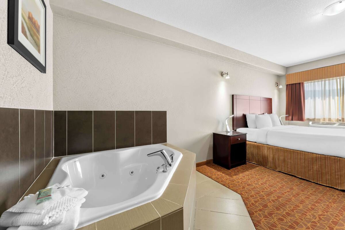standard room, 1 king bed, non smoking, jetted tub | iron/ironing board, free wifi, bed sheets, alarm clocks