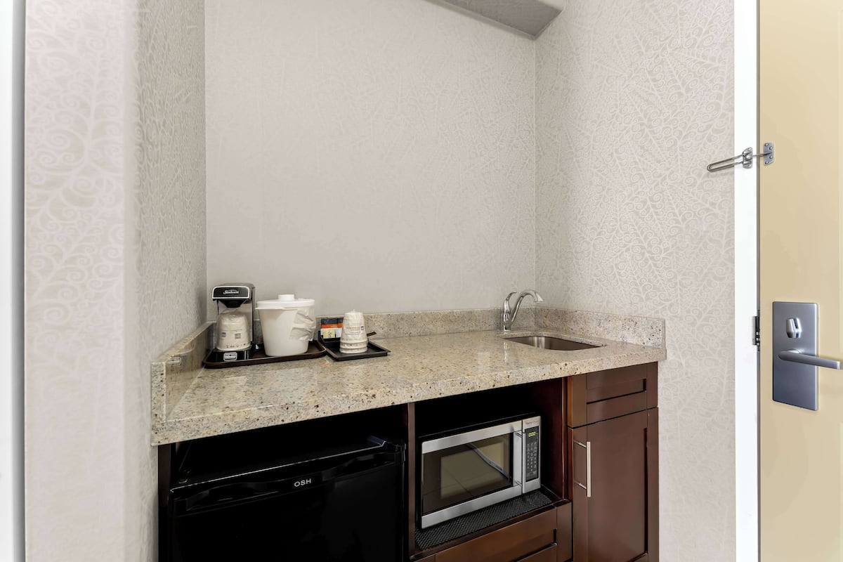 Kamar Standar, 1 Tempat Tidur King, Bebas Asap Rokok, jet tub | Setrika/meja setrika, Wi-Fi gratis, seprai linen, dan jam alarm