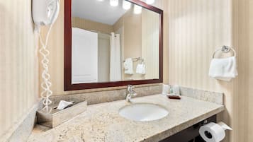 Bañera con ducha, artículos de tocador gratuitos, secador de pelo