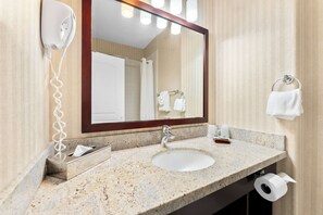 Tina con regadera, amenidades de baño gratuitas, secadora de cabello 