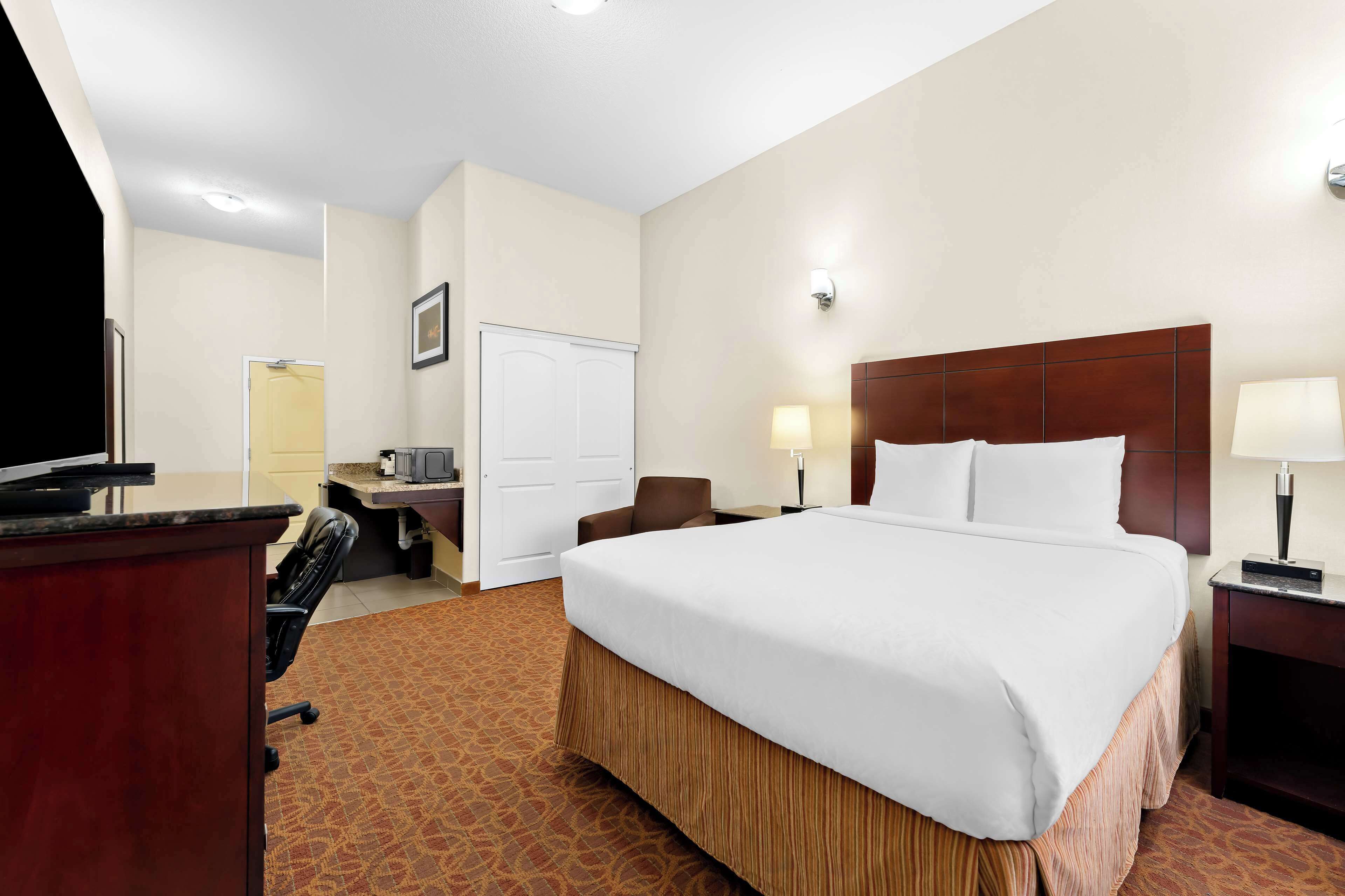 Tabla de planchar con plancha, wifi gratis, ropa de cama y despertador 