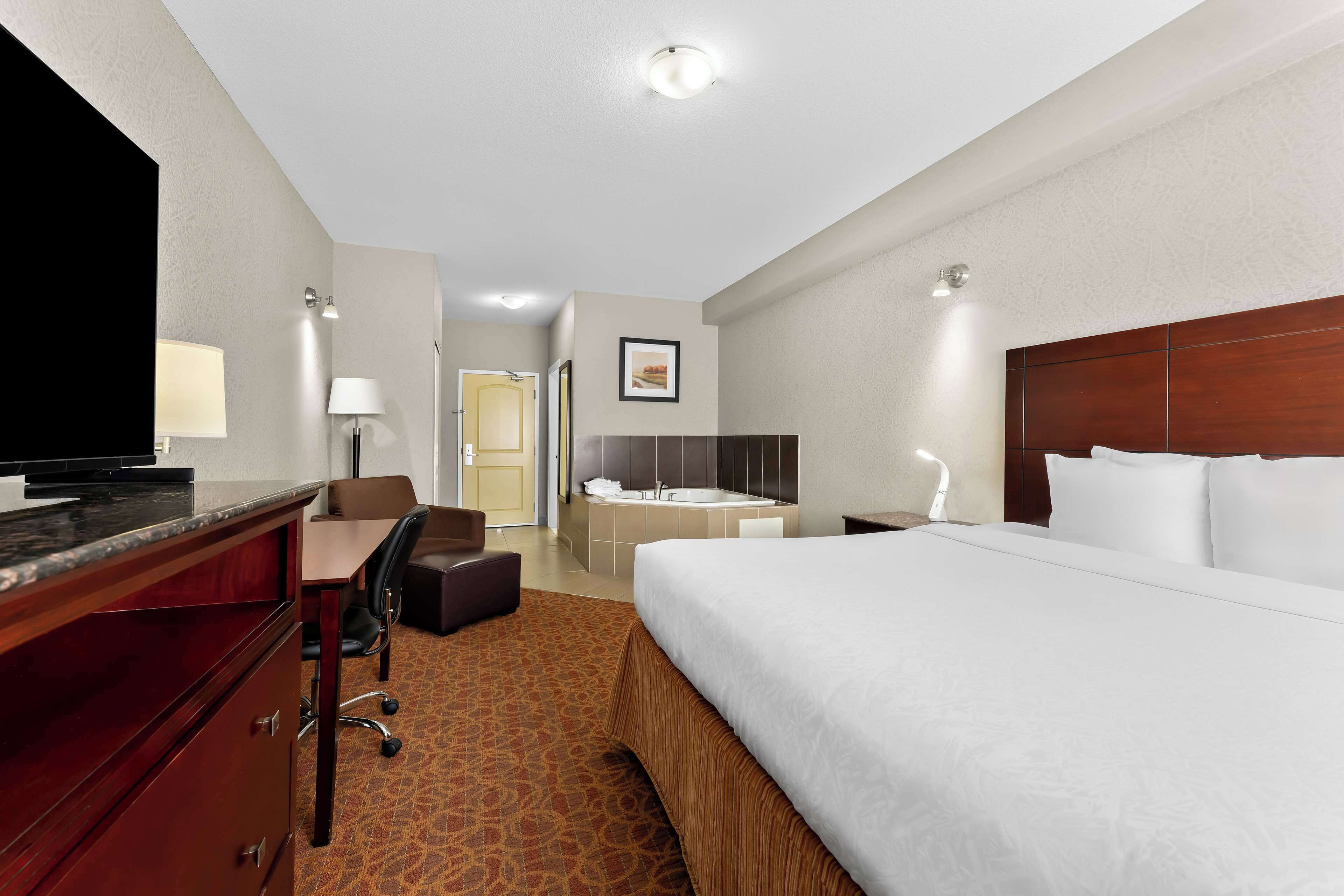 standard room, 1 king bed, non smoking, jetted tub | iron/ironing board, free wifi, bed sheets, alarm clocks