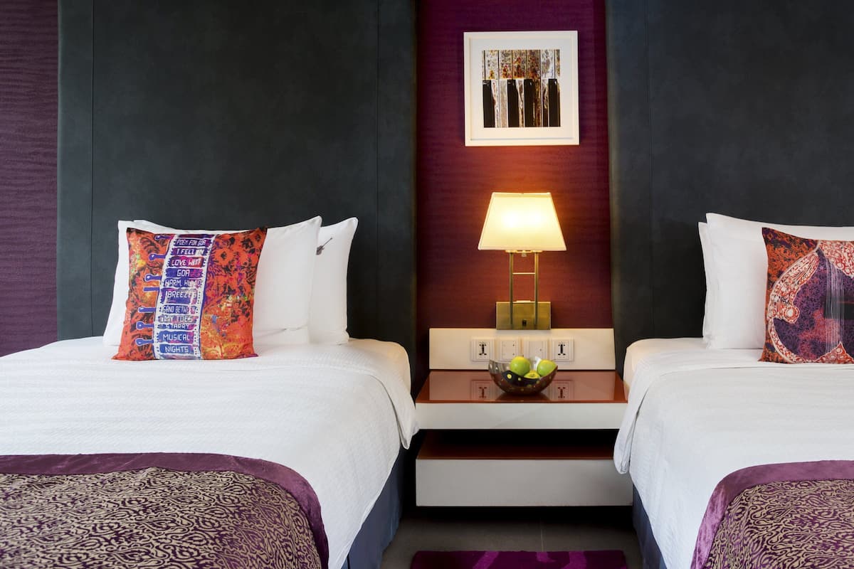 Deluxe Twin Room with 10% Discount on F&B & Spa | 高档床上用品、迷你吧、客房内保险箱、办公桌