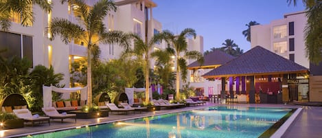 2 outdoor pools, free pool cabanas, pool loungers