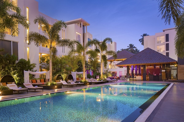 2 outdoor pools, free pool cabanas, pool loungers