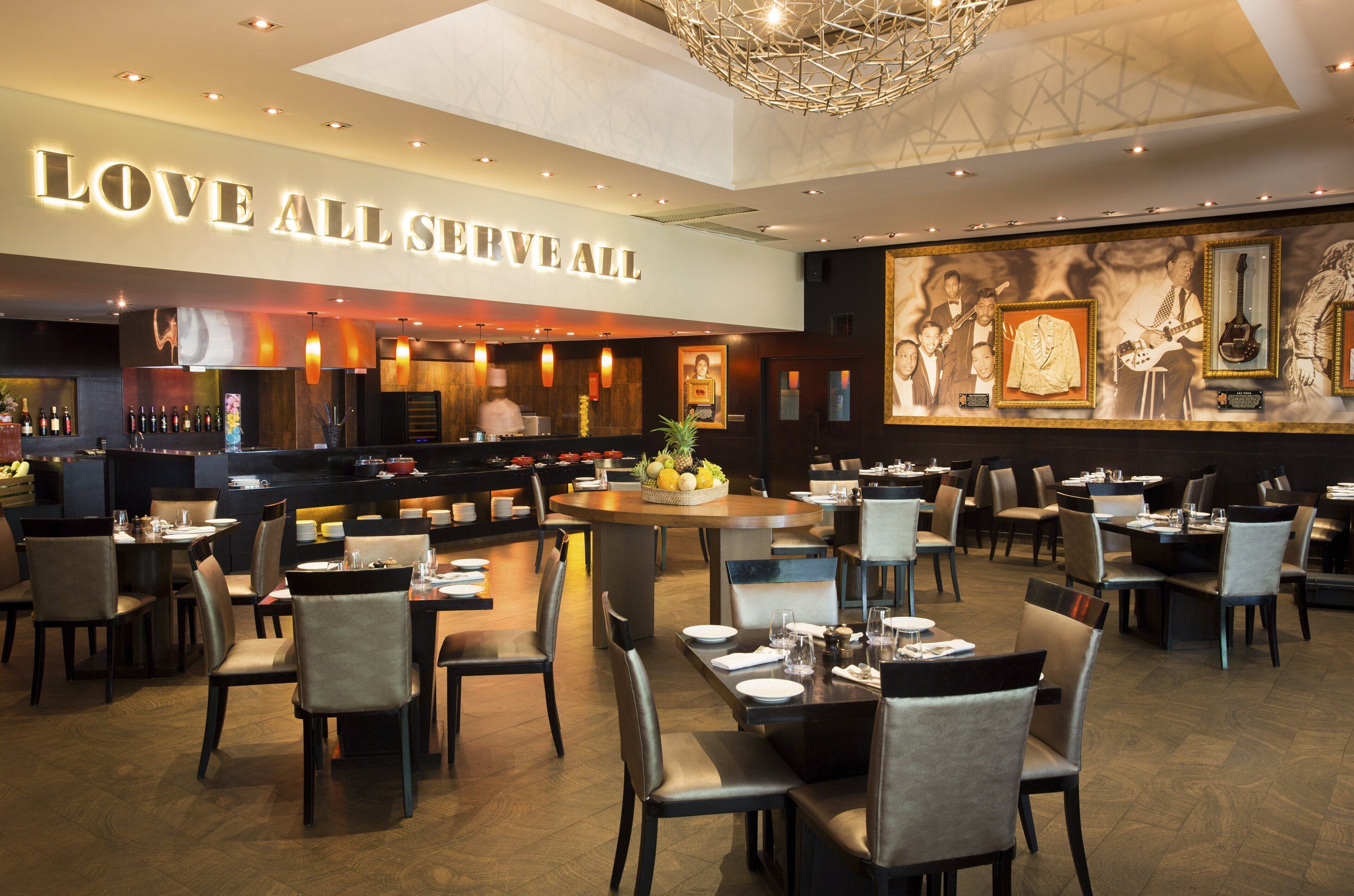 每日供应自助式早餐（每人 INR 750）