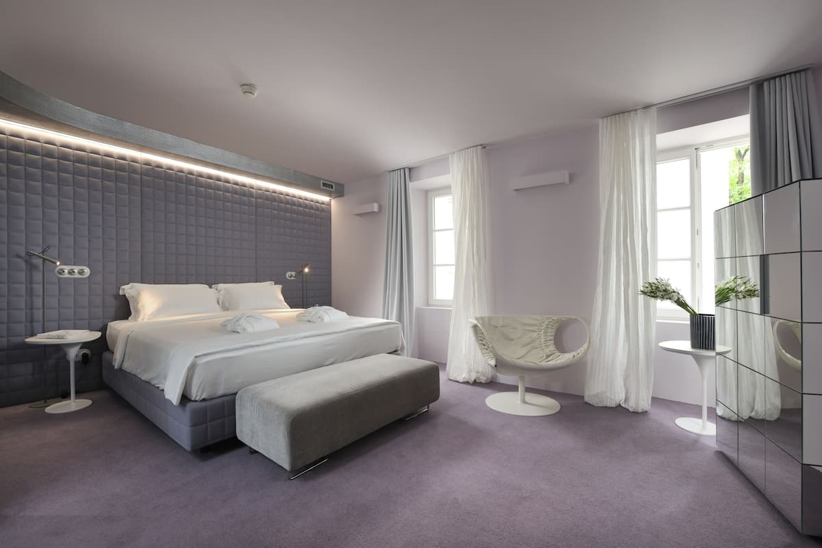 river side | hypo-allergenic bedding, minibar, in-room safe, desk