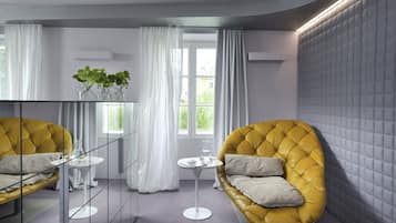 River Front | Allergiatestatut vuodevaatteet, minibaari, tallelokero huoneessa