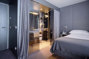 Zen | เครื่องนอนป้องกันสารก่อภูมิแพ้, มินิบาร์, ตู้นิรภัยในห้องพัก, โต๊ะทำงาน