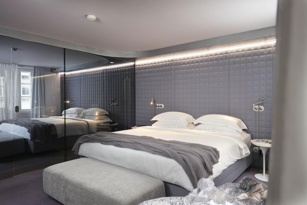 Literie hypoallergénique, minibar, coffres-forts dans les chambres