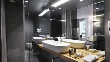 Gratis toiletartikelen, een haardroger, badjassen, pantoffels