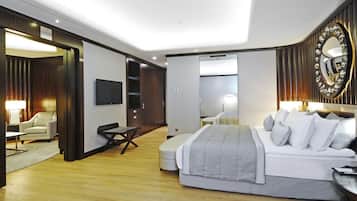 Una habitación de hotel moderna con una cama grande, un escritorio y una zona de estar.