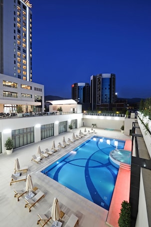 2 indoor pools, pool umbrellas, sun loungers. Crowne Plaza Bursa Convention Center & Thermal Spa by IHG