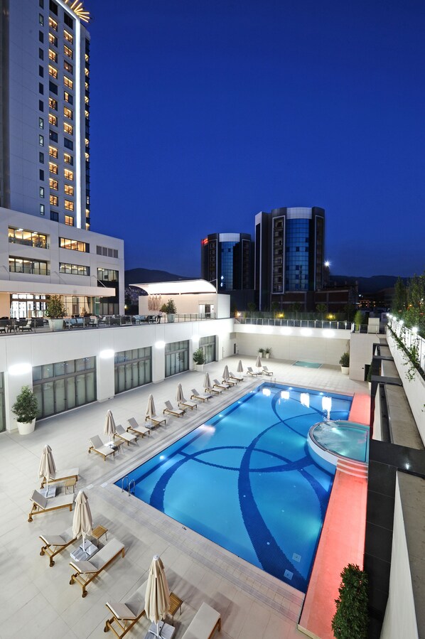 2 indoor pools, pool umbrellas, sun loungers - Crowne Plaza BURSA by IHG (Bursa)