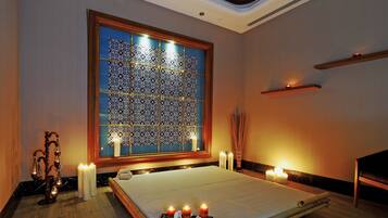 Salas de tratamiento para parejas, sauna y tina de hidromasaje