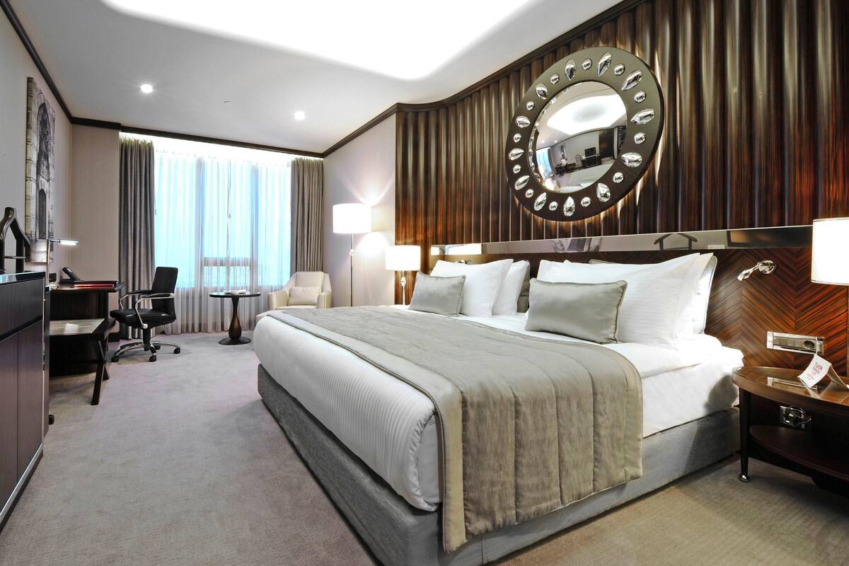 Pillowtop beds, minibar, in-room safe, desk