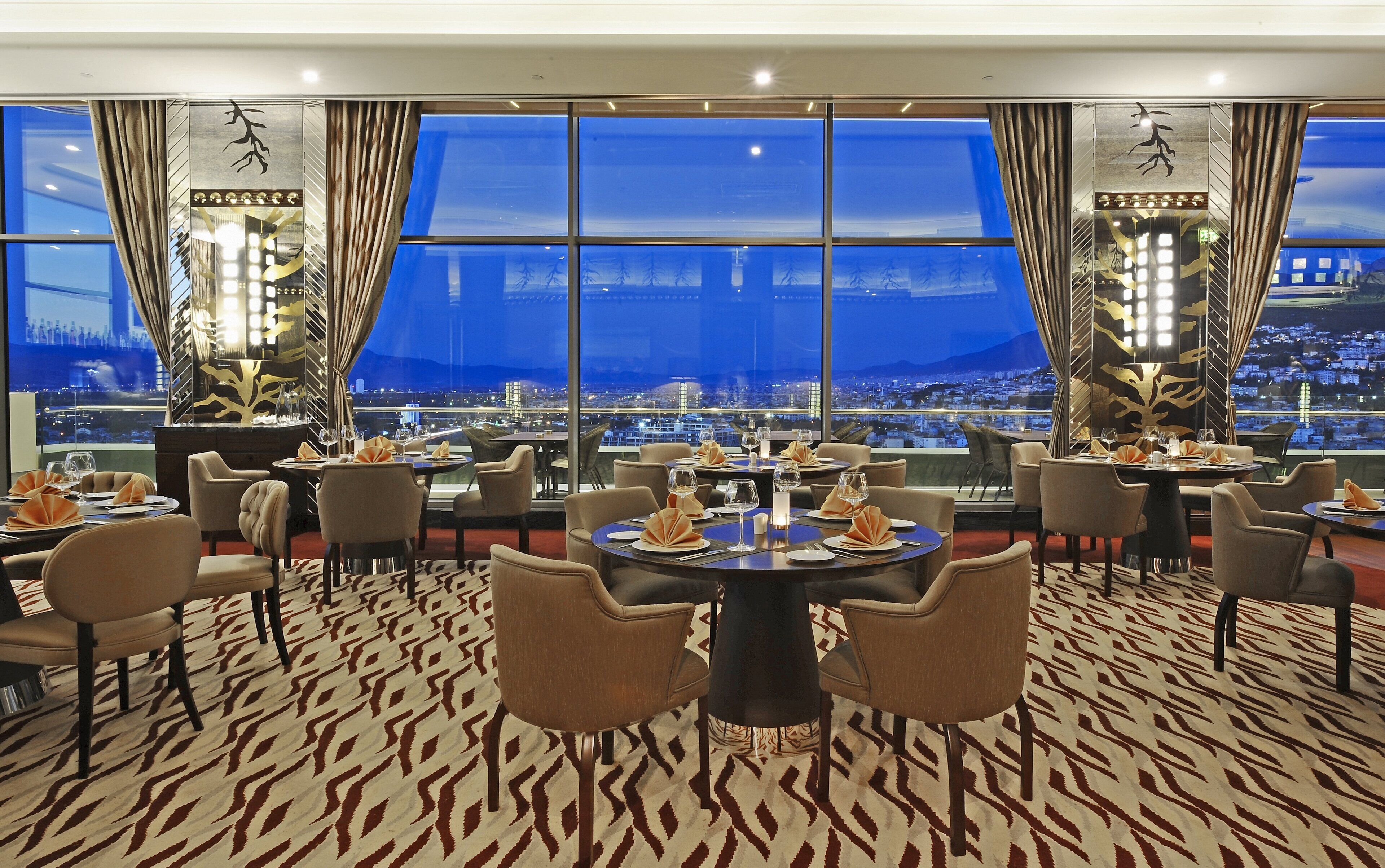 2 ห้องอาหาร, บริการอาหารกลางวัน อาหารเย็น, อาหารนานาชาติ