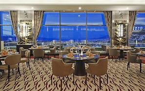 2 restaurants, lunch, dinner served; international cuisine - Crowne Plaza BURSA by IHG (Bursa)