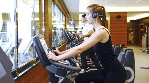 A gym with stationary bikes and a person using one. - Crowne Plaza Bursa Convention Center & Thermal Spa by IHG (Bursa)