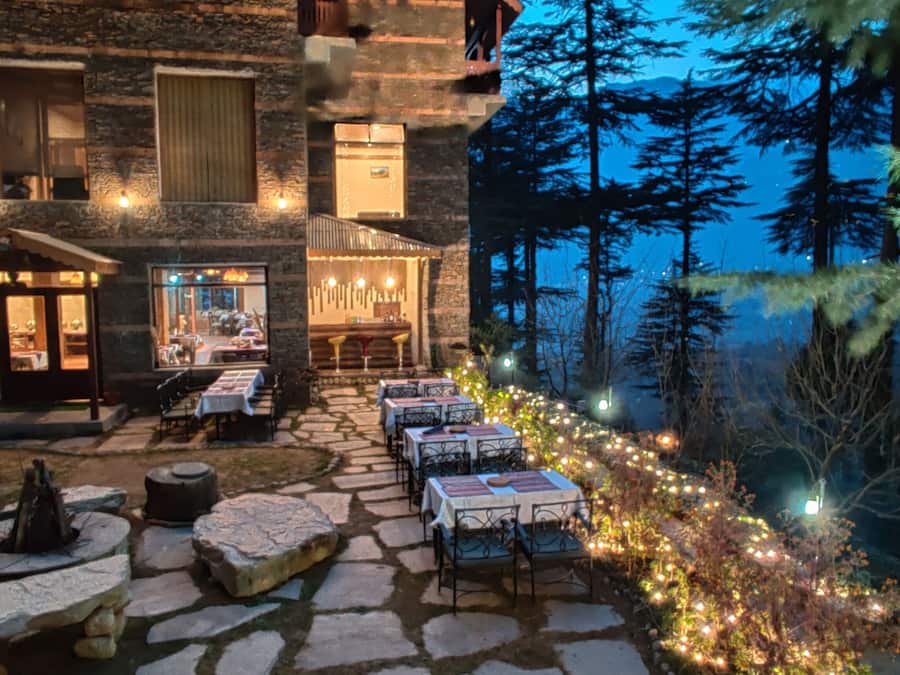 Aamiainen ja lounas; intialainen keittiö, näkymät puutarhaan