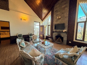 Heritage Cottage | Área de estar | TV LED 32 polegadas com canais via satélite, TV, mesa de pingue-pongue