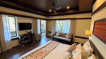 Executive Suite | 1 bedroom, minibar, in-room safe, individually decorated