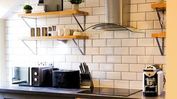 Departamento estándar, 2 habitaciones | Cocina privada | Refrigerador con congelador, microondas, horno y parrilla de estufa