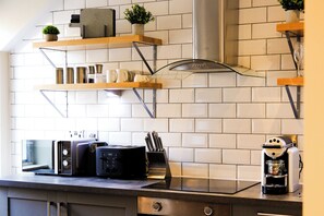 Departamento estándar, 2 habitaciones | Cocina privada | Refrigerador con congelador, microondas, horno y parrilla de estufa