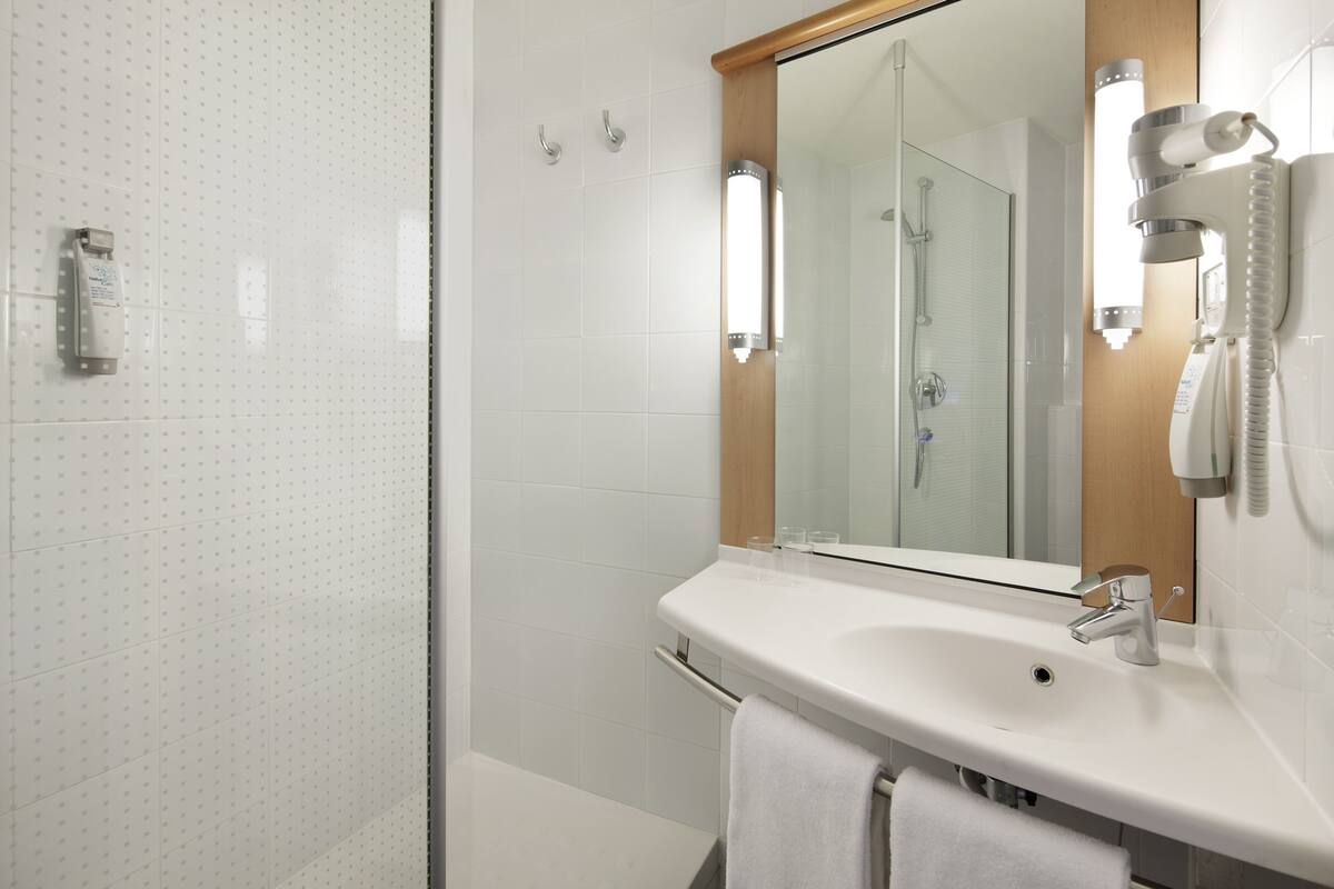 eco-friendly toiletries, hair dryer, towels