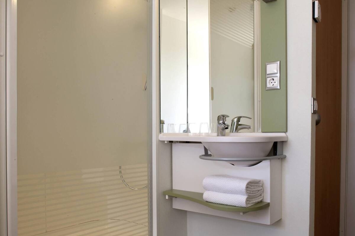 desk, soundproofing, iron/ironing board, free wifi