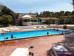 Outdoor pool, open 10 AM to 7 PM, pool umbrellas, sun loungers - Villaggio Turistico Europeo (Catania)