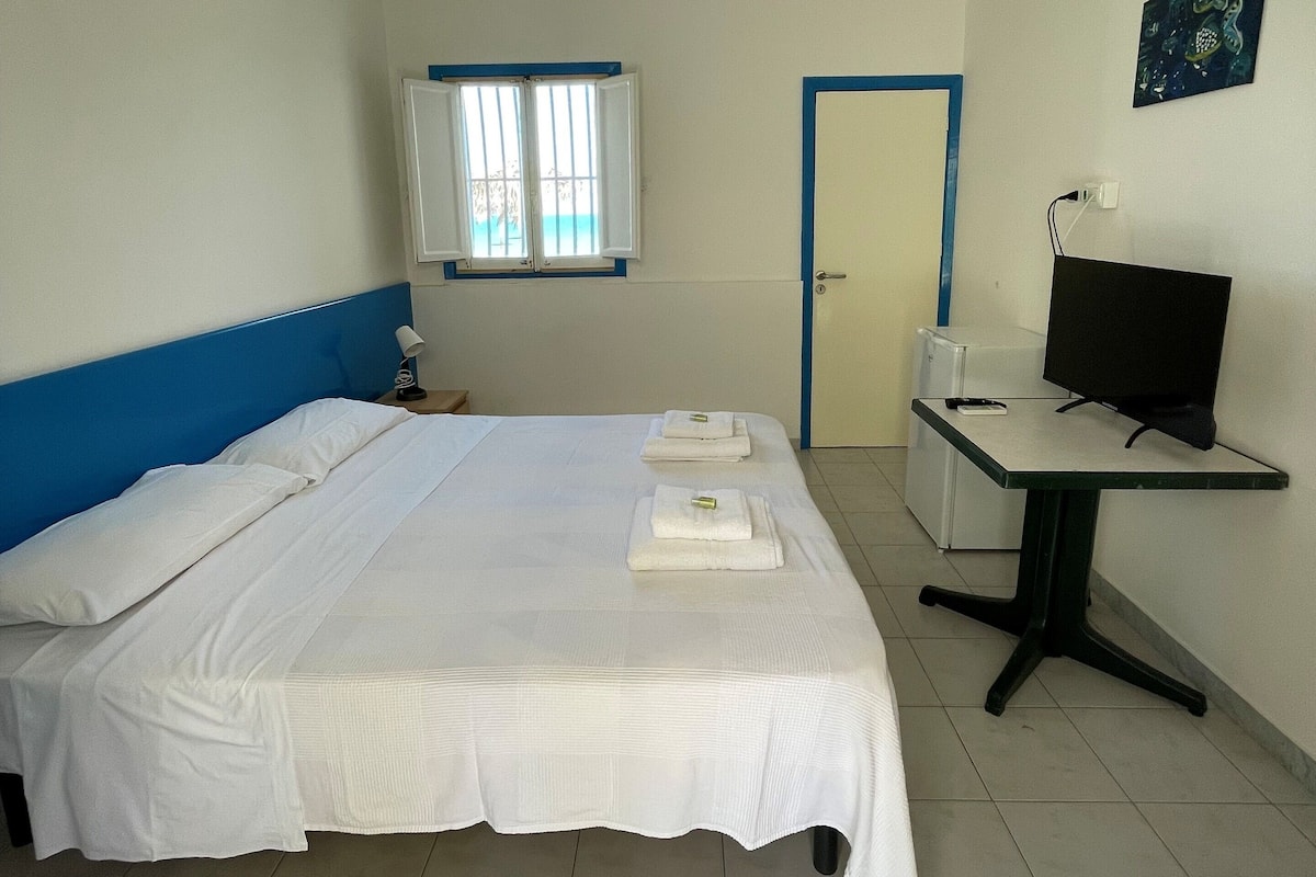 Room, 1 Queen Bed, Sea View, Sea Facing | Hypo-allergenic bedding, free WiFi, bed sheets