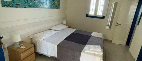 Hypo-allergenic bedding, free WiFi, bed sheets