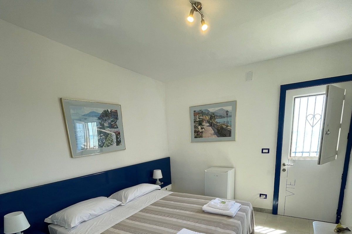 2 habitaciones, ropa de cama hipoalergénica, cunas y wifi gratis