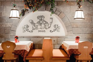 Se sirven desayunos, cenas y cocina local con vista al jardín