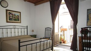 Desk, blackout drapes, soundproofing, cribs (free) - I Vespri Rooms (Catania)