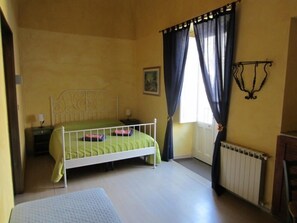 Schreibtisch, Verdunkelungsvorhänge, schallisolierte Zimmer