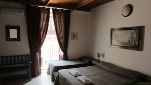 Desk, blackout drapes, soundproofing, cribs (free) - I Vespri Rooms (Catania)
