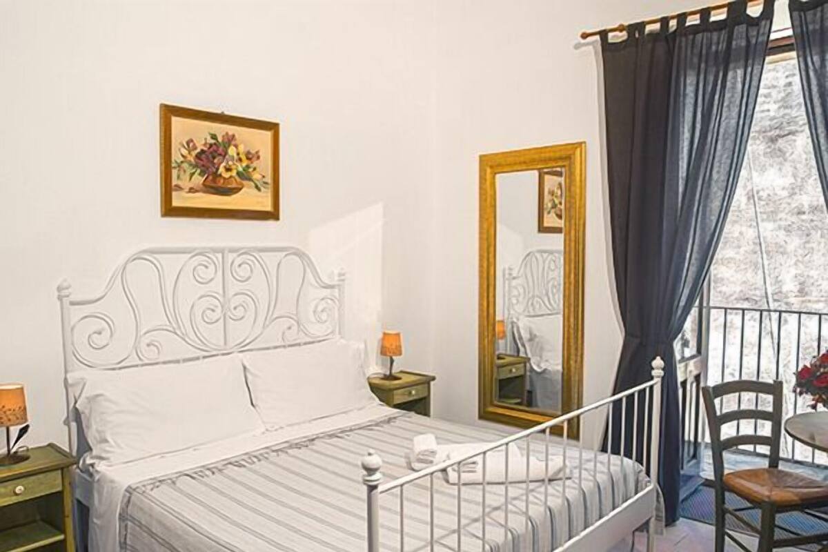 Double Room, Private Bathroom | Desk, blackout drapes, soundproofing, cribs (free)
